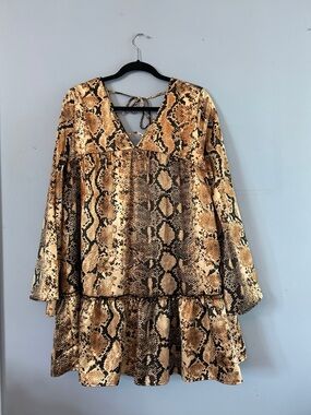 Peach Love California Tan & Black Snake-Print Tiered V-Neck Long Sleeve Top